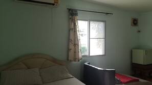 Free WiFi, linens