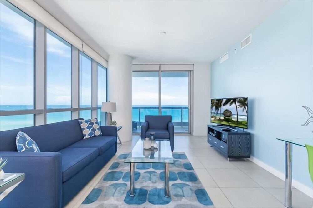 Chic 1BR | Stunning Ocean Front View | Beach Access