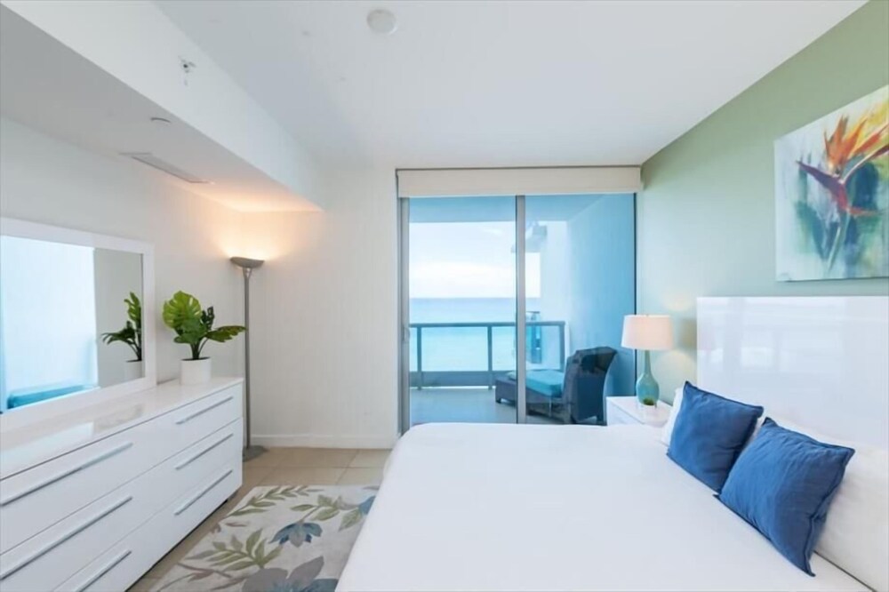 Chic 1BR | Stunning Ocean Front View | Beach Access