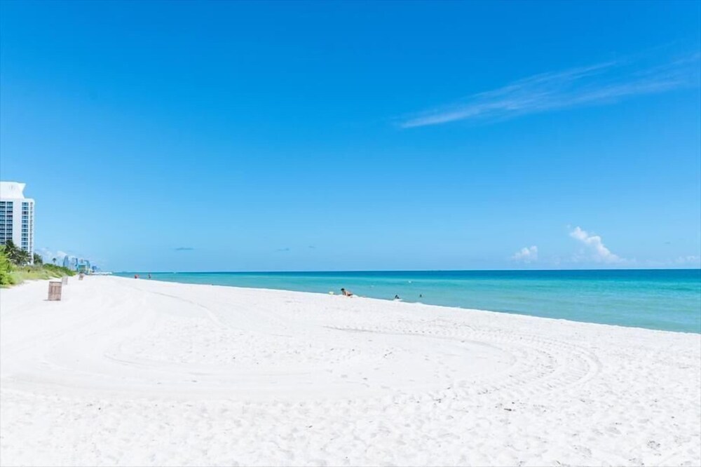 Chic 1BR | Stunning Ocean Front View | Beach Access