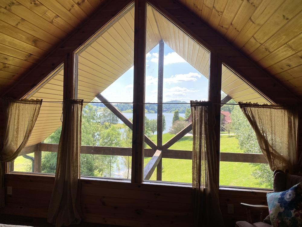 Bring the boat! 2 bedroom  cabin on Flat Creek on Douglas Lake with lake access