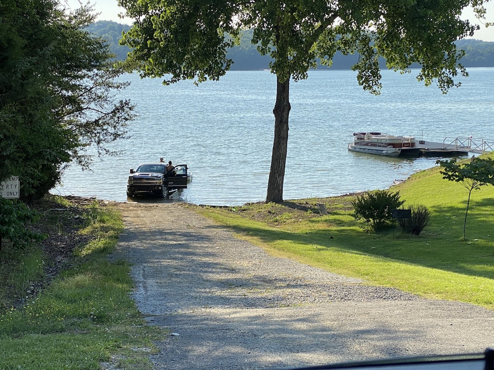 Bring the boat! 2 bedroom  cabin on Flat Creek on Douglas Lake with lake access