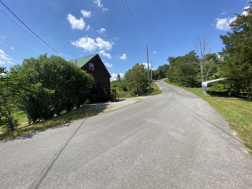 Bring the boat! 2 bedroom  cabin on Flat Creek on Douglas Lake with lake access