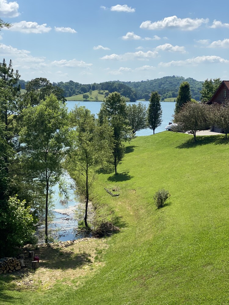 Bring the boat! 2 bedroom  cabin on Flat Creek on Douglas Lake with lake access