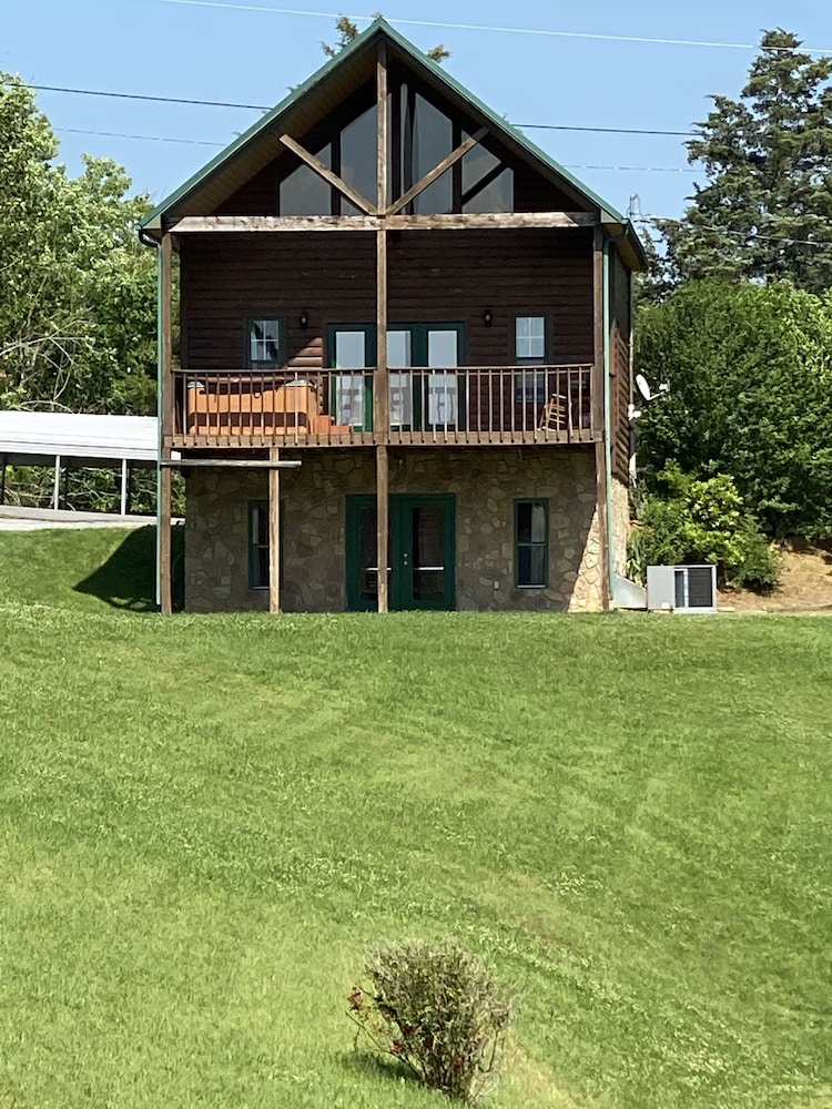 Bring the boat! 2 bedroom  cabin on Flat Creek on Douglas Lake with lake access