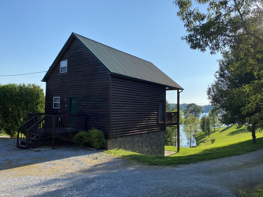 Bring the boat! 2 bedroom  cabin on Flat Creek on Douglas Lake with lake access