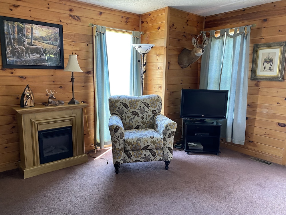 Bring the boat! 2 bedroom  cabin on Flat Creek on Douglas Lake with lake access