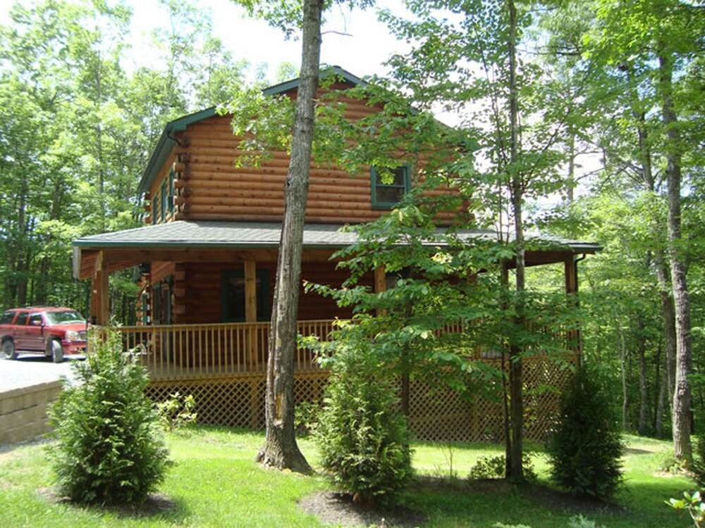 The West Virginian 3 storey log cabin in 10 acre wooded area adjacent