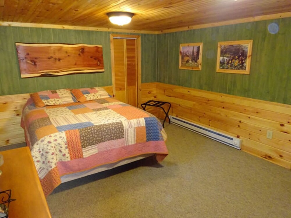 The West Virginian 3 storey log cabin in 10 acre wooded area adjacent