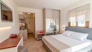 Hypo-allergenic bedding, in-room safe, desk, blackout drapes