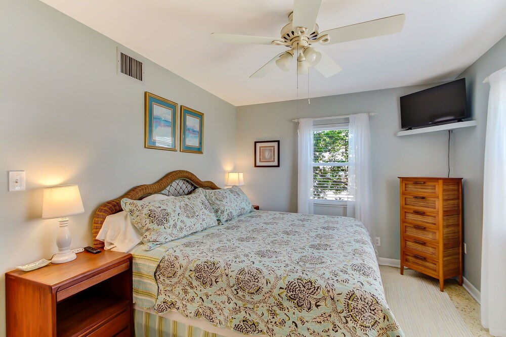 Oceanfront Spacious Deck Beautiful Views Seagate Condo