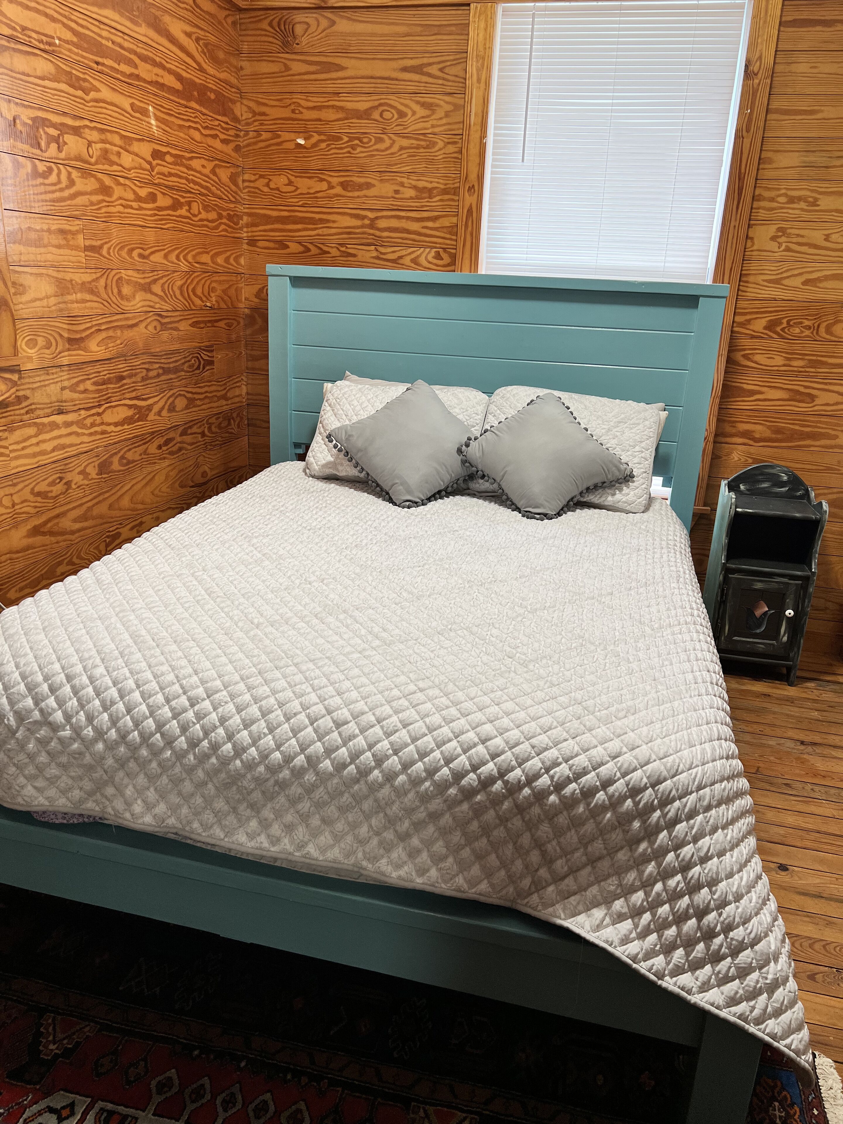 Cabin mountain side deck and privacy. Boat parking with electric and water. in Gadsden, United States