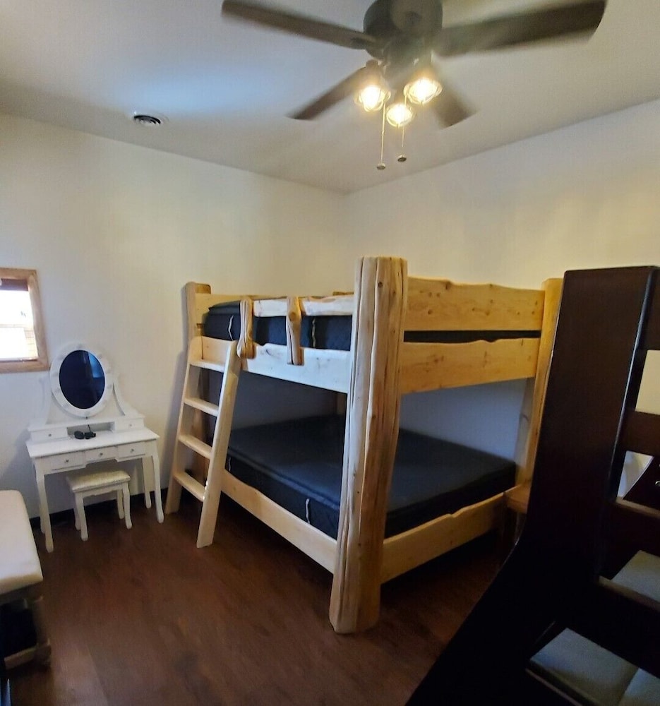 *Piece of Paradise, Kayaking, Tubing & Private Hot Tub* Vrbo