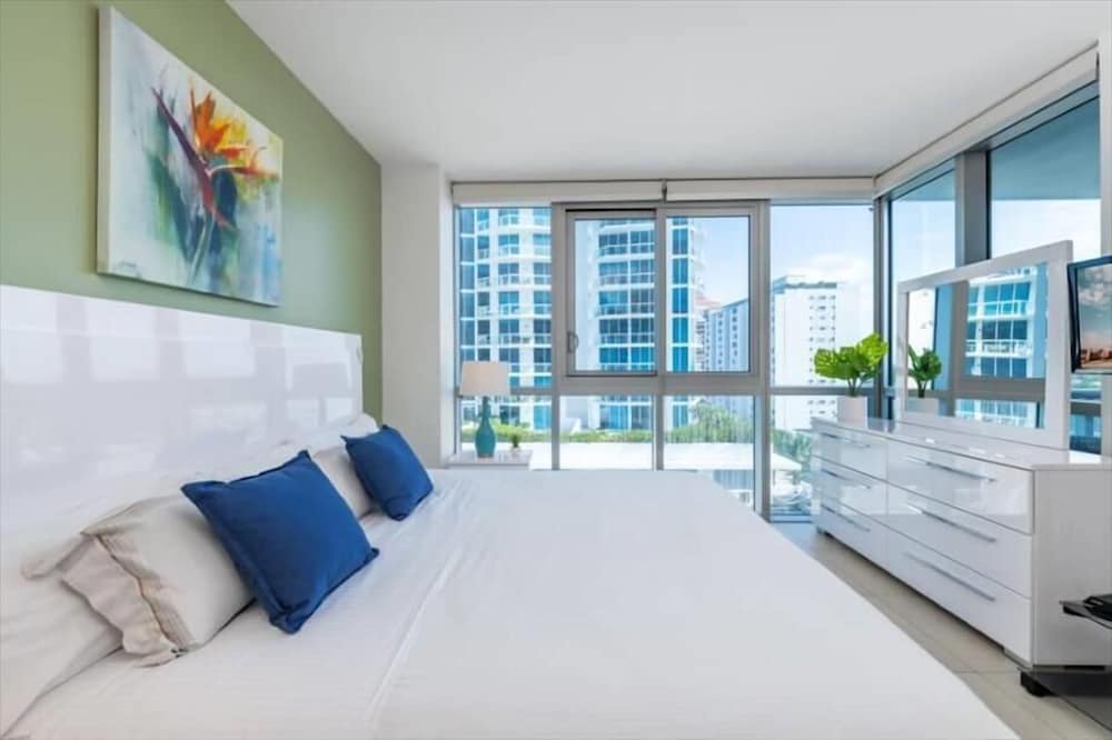 Spacious Miami Beach 1BR | Ocean View | Beach Access