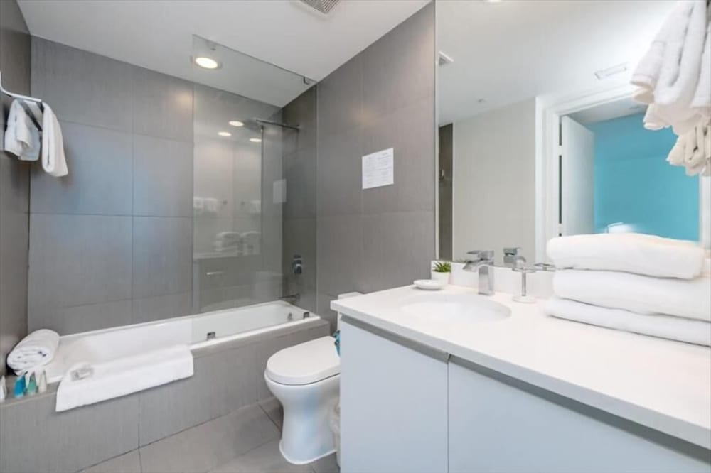 Spacious Miami Beach 1BR | Ocean View | Beach Access