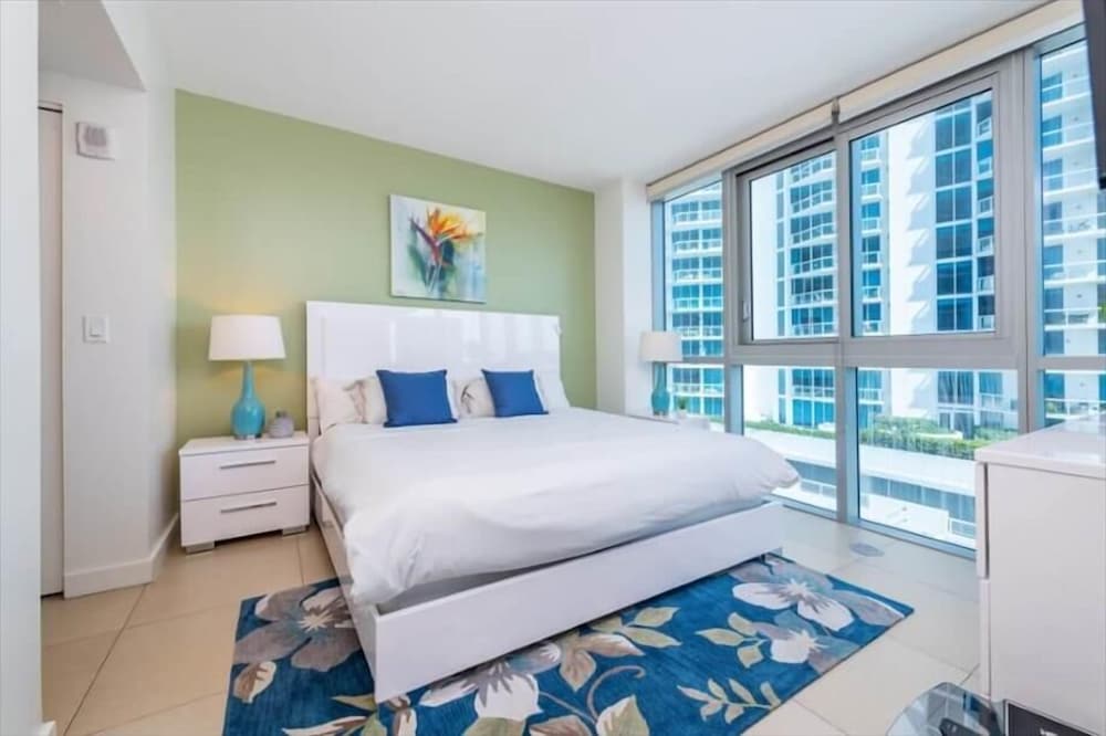 Spacious Miami Beach 1BR | Ocean View | Beach Access
