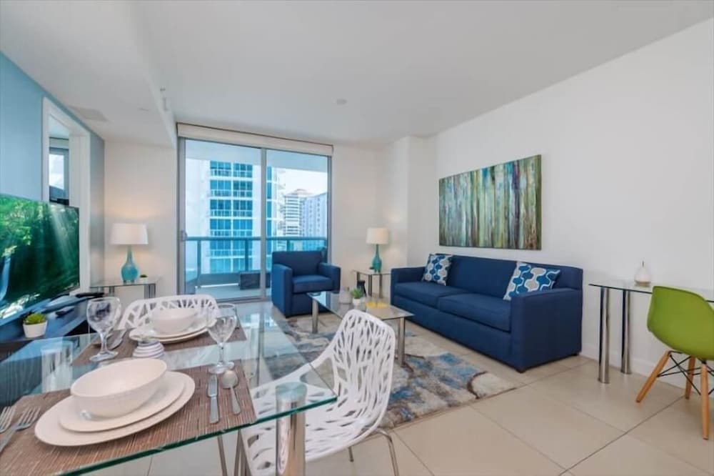 Spacious Miami Beach 1BR | Ocean View | Beach Access