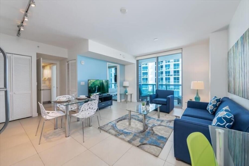 Spacious Miami Beach 1BR | Ocean View | Beach Access