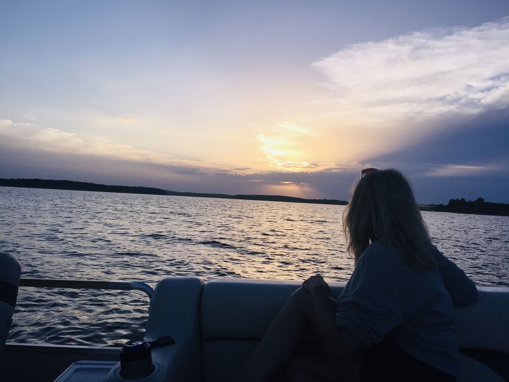 Cabin on Truman, great for fishing, hunting, or boating. Open for deer