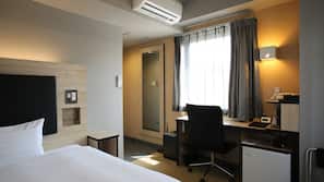 Desk, blackout drapes, iron/ironing board, free WiFi