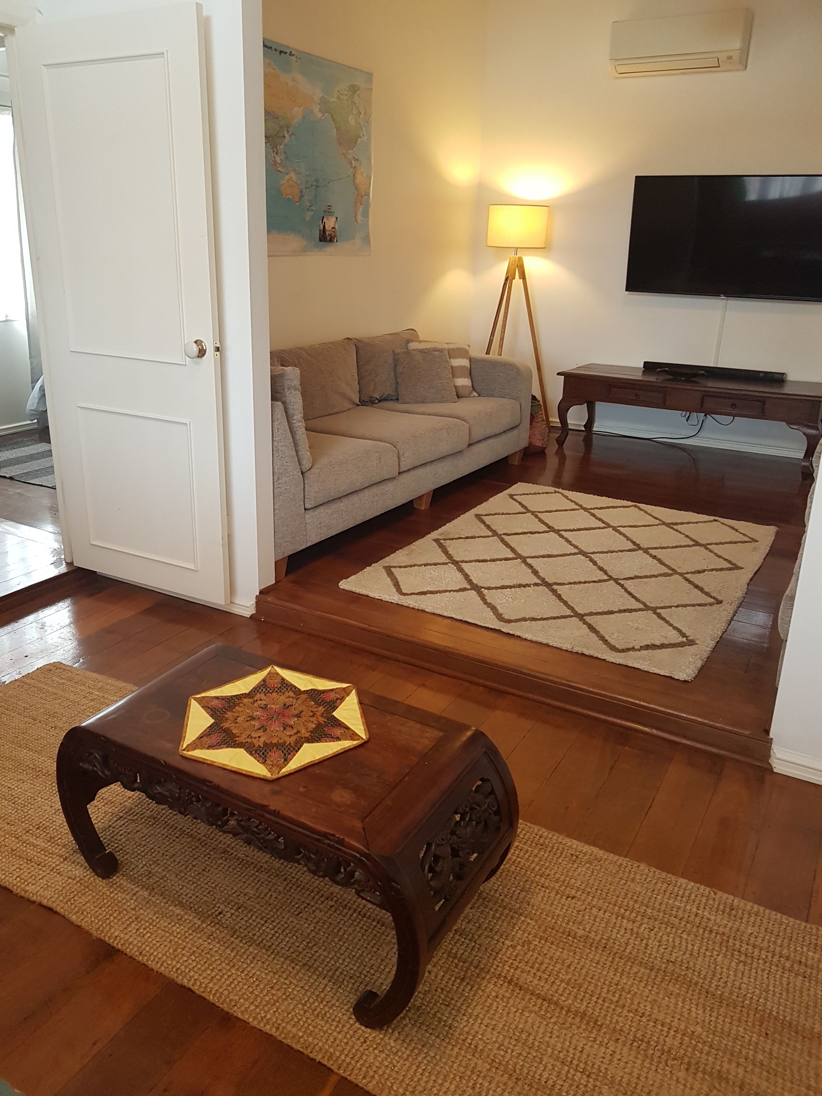 Peaceful location close to the Ocean. Short walk to restaurants, shops, bars