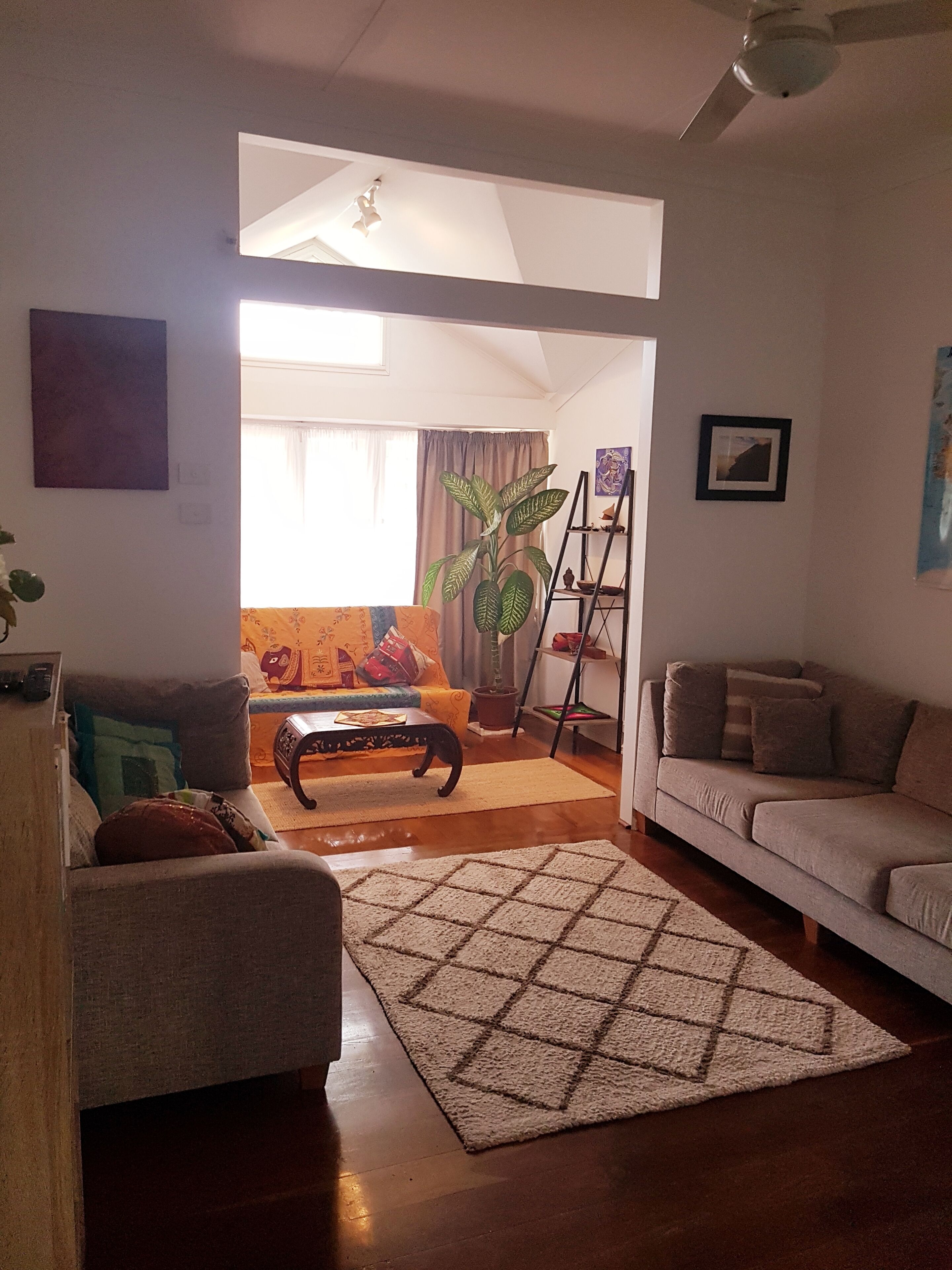 Peaceful location close to the Ocean. Short walk to restaurants, shops, bars