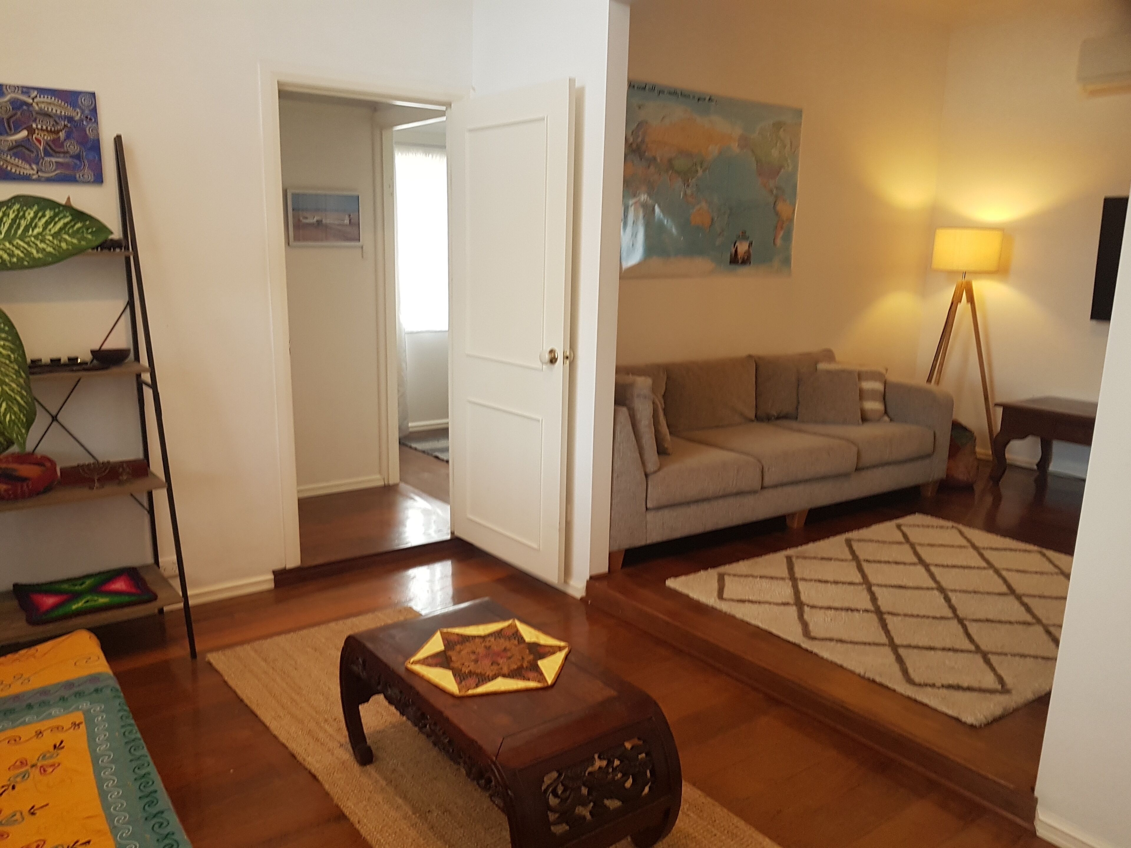 Peaceful location close to the Ocean. Short walk to restaurants, shops, bars