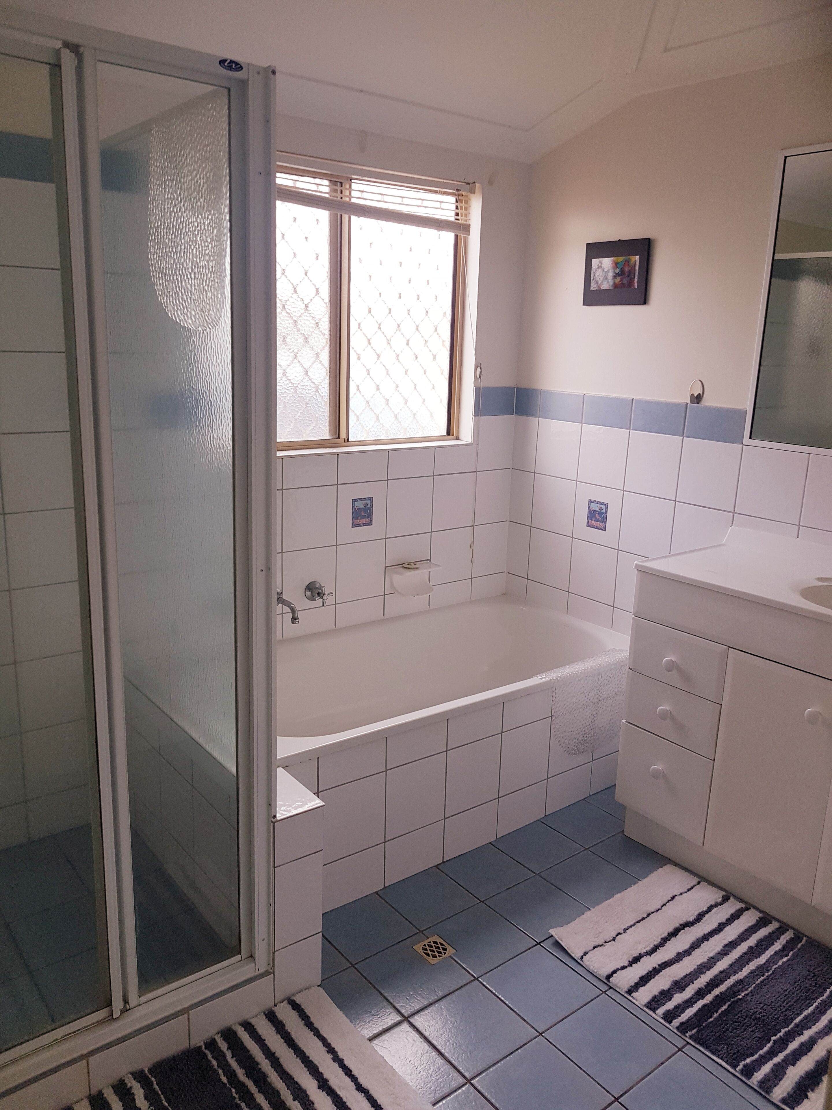 Peaceful location close to the Ocean. Short walk to restaurants, shops, bars