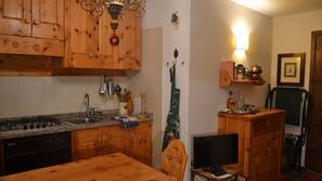 Réfrigérateur, four, fourneau de cuisine, cafetière/bouilloire
