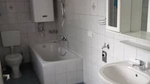 Baignoire, articles de toilette gratuits, sèche-cheveux