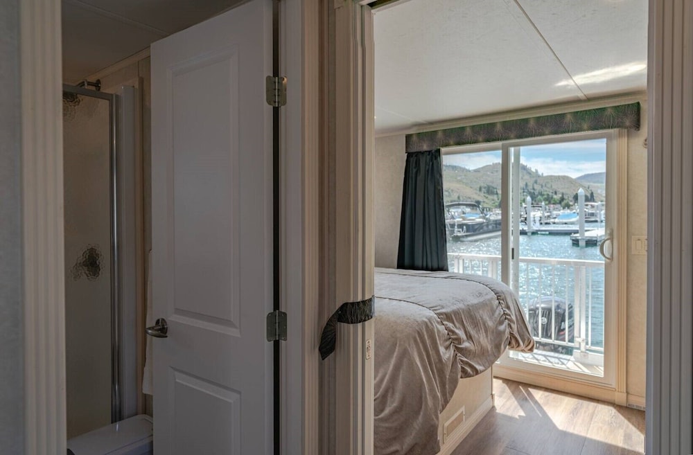 Luxury Houseboat Experience on Lake Chelan Chelan Vrbo