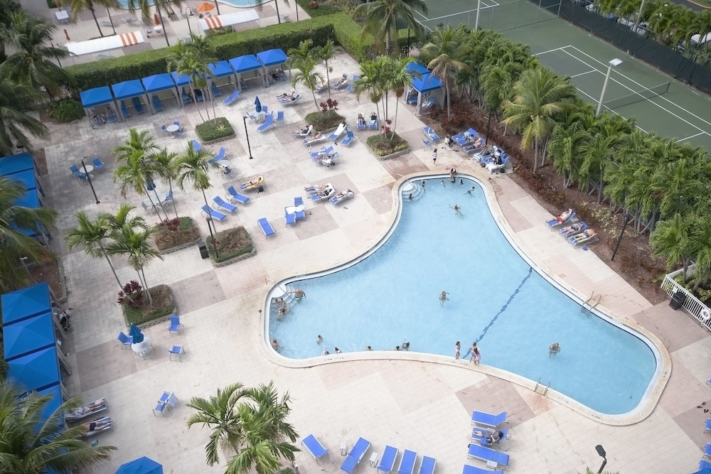 2BR plus Den Luxury Condo Suite with Bay View in Sunny Isles