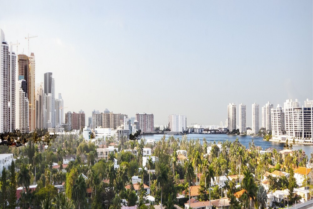 2BR plus Den Luxury Condo Suite with Bay View in Sunny Isles