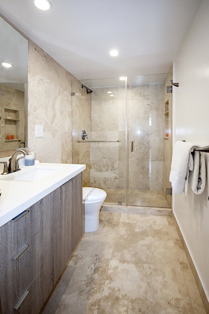 2BR plus Den Luxury Condo Suite with Bay View in Sunny Isles