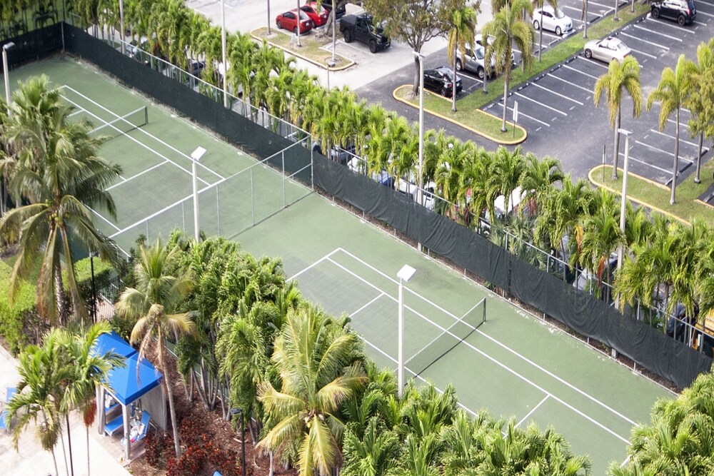 2BR plus Den Luxury Condo Suite with Bay View in Sunny Isles