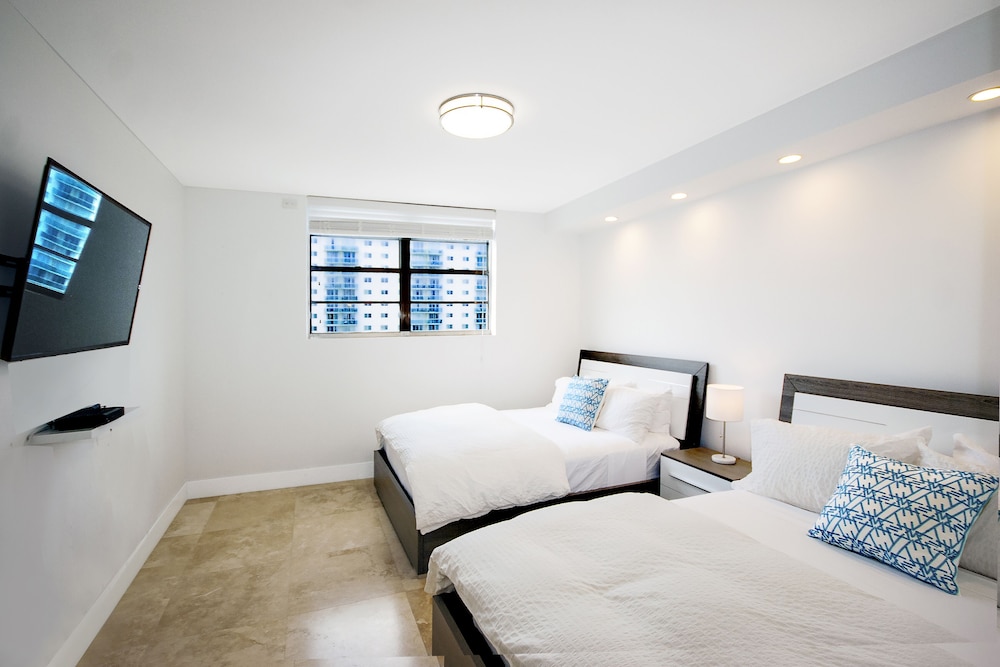 2BR plus Den Luxury Condo Suite with Bay View in Sunny Isles