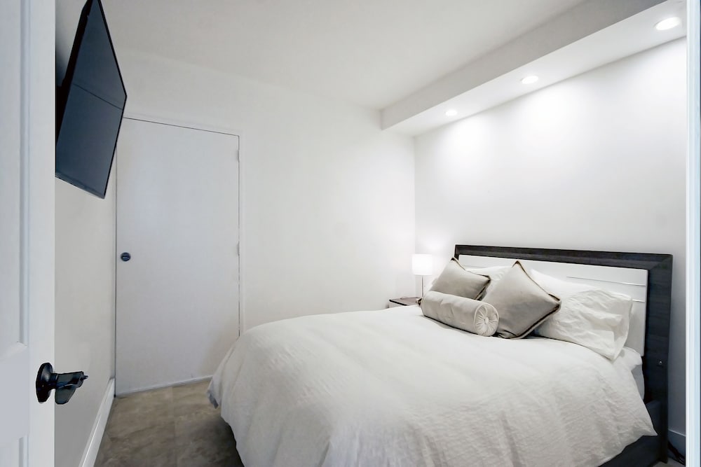 2BR plus Den Luxury Condo Suite with Bay View in Sunny Isles