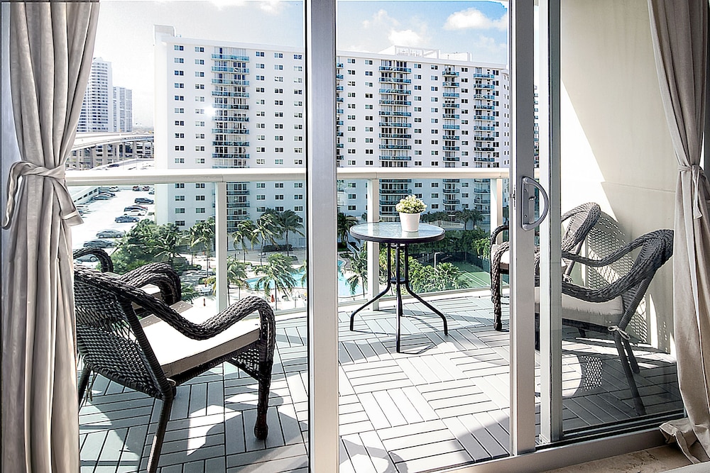 2BR plus Den Luxury Condo Suite with Bay View in Sunny Isles
