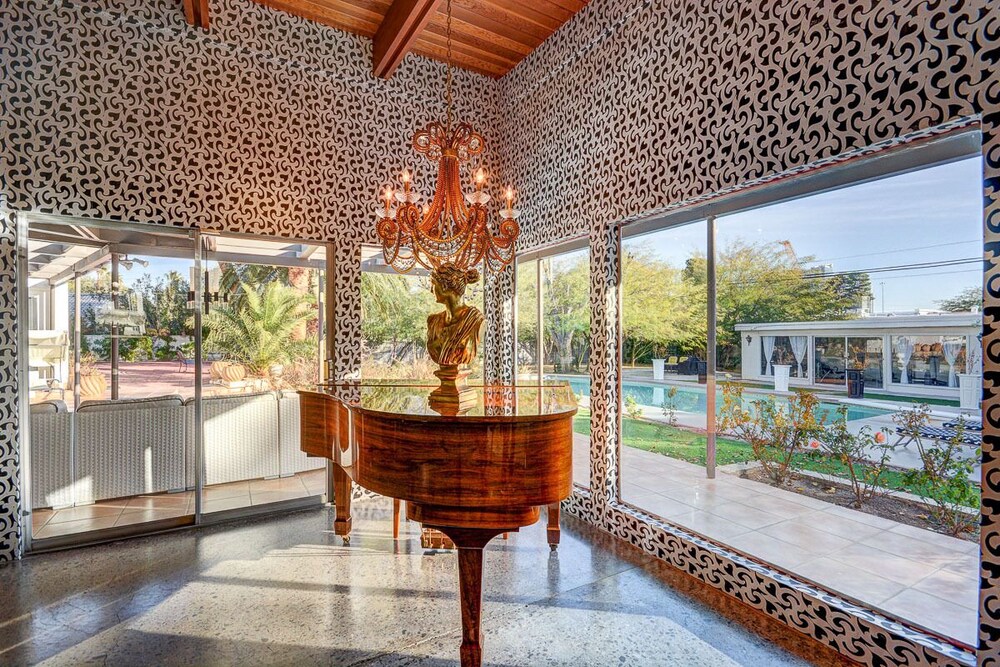 GLAM STYLISH , EXECUTIVE PRIVATE ,PRIME LOCATION 