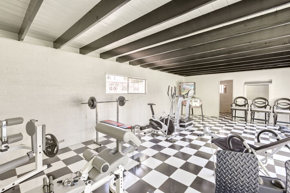 GLAM STYLISH , EXECUTIVE PRIVATE ,PRIME LOCATION 