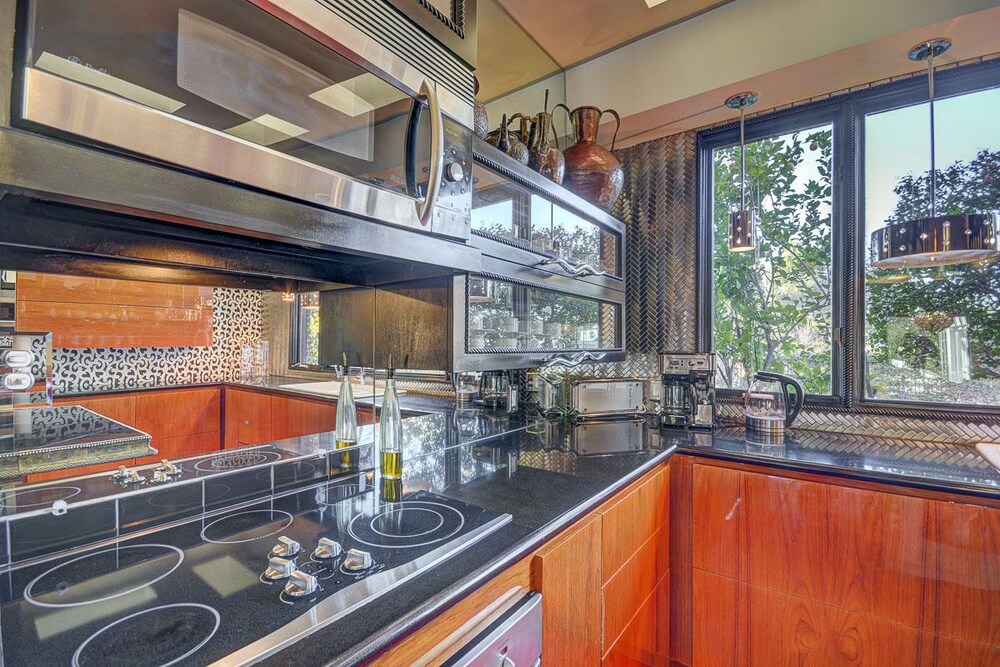 GLAM STYLISH , EXECUTIVE PRIVATE ,PRIME LOCATION 