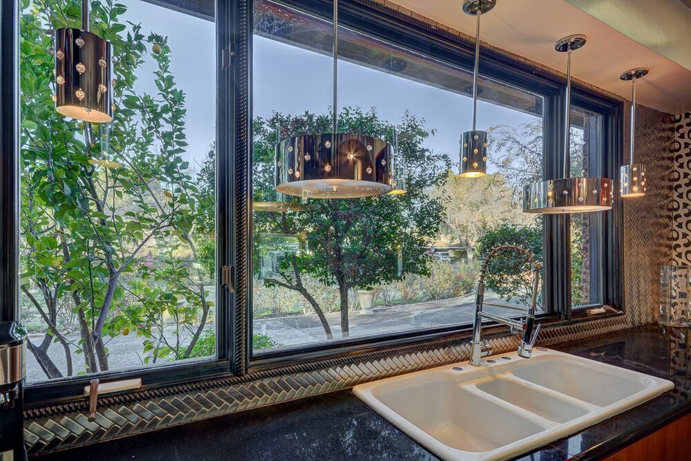 GLAM STYLISH , EXECUTIVE PRIVATE ,PRIME LOCATION 