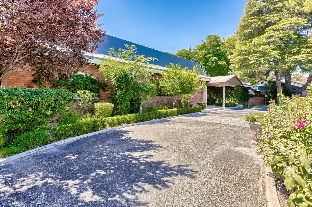 GLAM STYLISH , EXECUTIVE PRIVATE ,PRIME LOCATION 