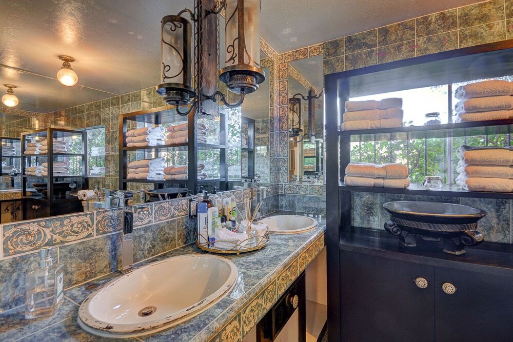 GLAM STYLISH , EXECUTIVE PRIVATE ,PRIME LOCATION 