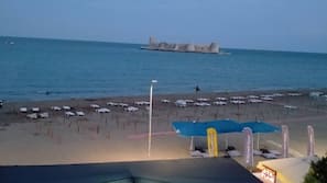 Am Strand, Cabañas (gegen Gebühr), Liegestühle, Sonnenschirme
