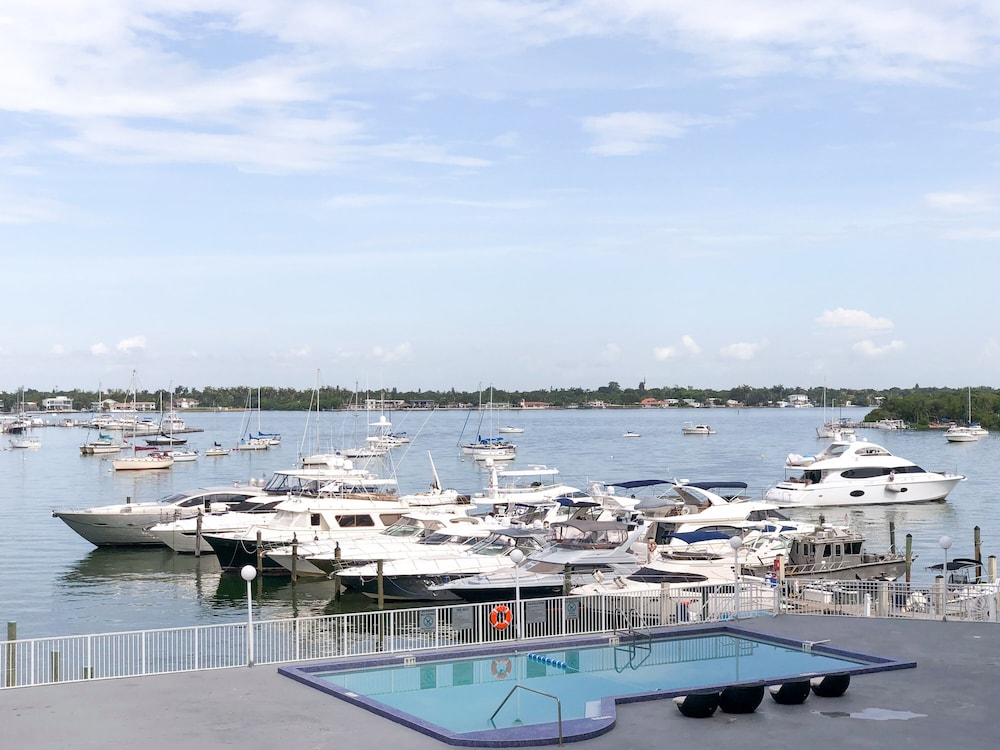 Beautiful condo with balcony