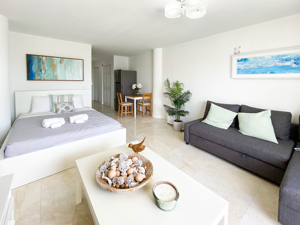 Beautiful condo with balcony