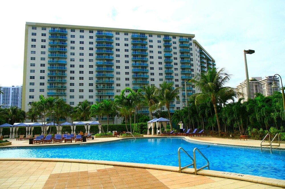 Deluxe 1 BR Ocean Reserve w/ resort amenities STR-02071 by RedAwning