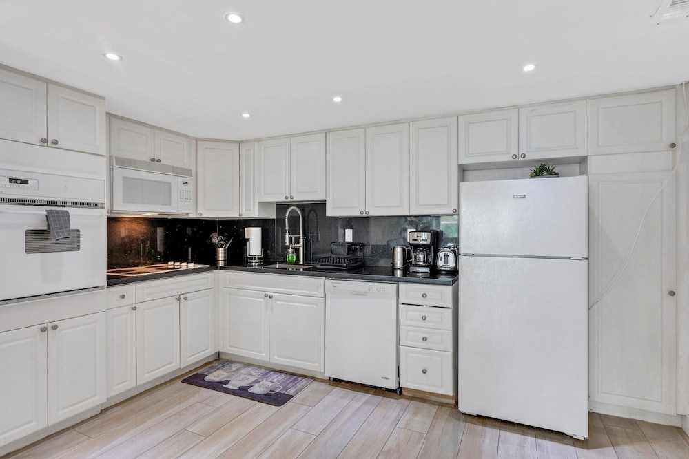 Deluxe 1 BR Ocean Reserve w/ resort amenities STR-02071 by RedAwning