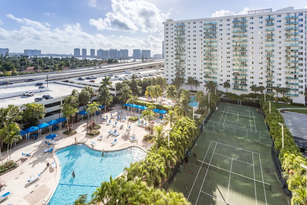 Wonderful 1BR Ocean Reserve Sunny Isles beach by RedAwning
